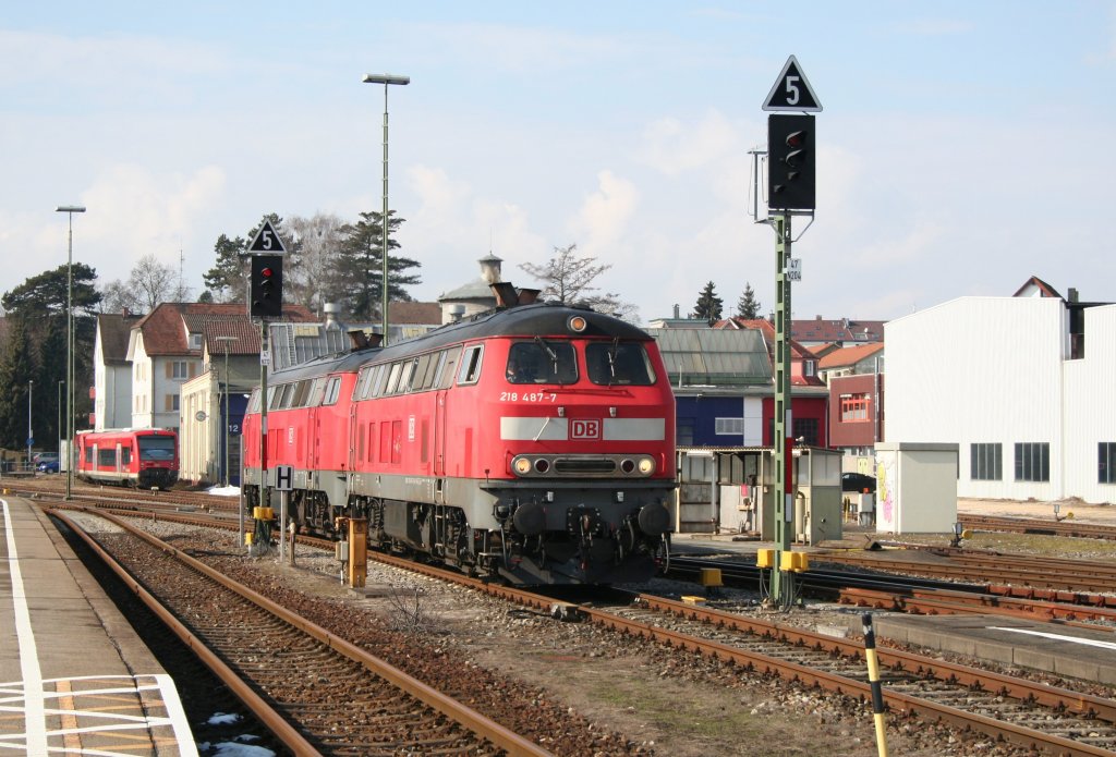 218 487-7 und 218 495-0 beim Umsetzen ans andere Zugende des IC 118 (von Salzburg nach M�nster), Friedrichshafen Stadt, 20.02.10