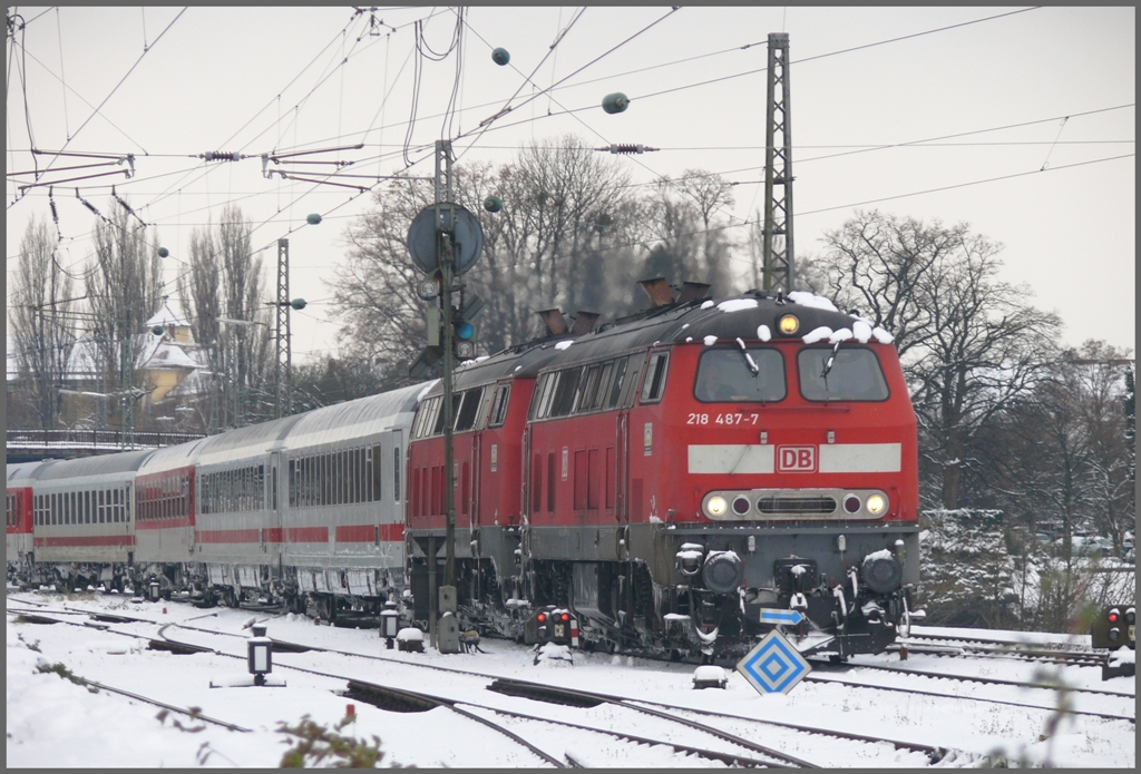 218 487-7 und 218 495-0 mit IC118 nach Mnster/Westf. verlassen die Insel Lindau. Was bedeutet das blaue Signal vor der Lok? (02.12.2010
