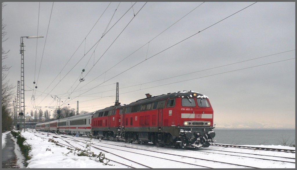 218 487-7 und 218 495-0 verlassen Lindau mit IC118 nach Mnster/Westf. ber den Bodenseedamm. Im Hintergrund ist schwach das Schweizer Ufer zu sehen. (02.12.2010)
