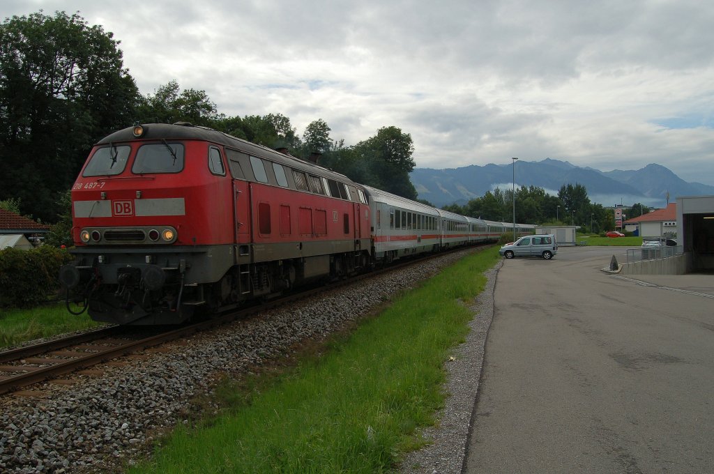 218 487-7 mit IC 2012, Oberstdorf - Hannover in Sonthofen von einem Supermarktparkplatz aus. August 2010