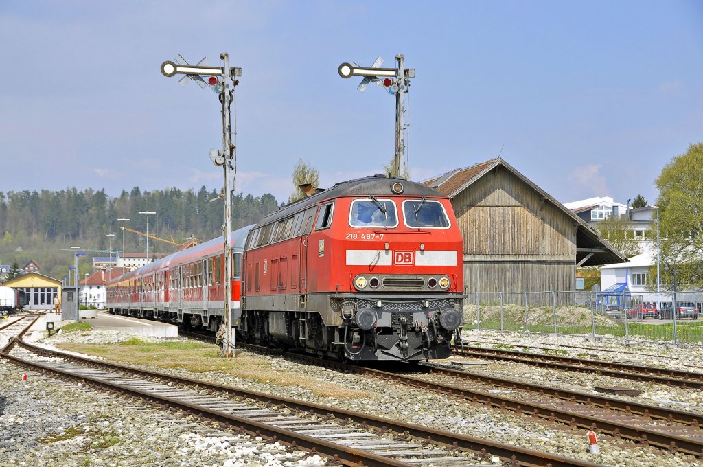 218 487 wartet mit ihrem Sonderzug RE 28621 auf ihre Rckfahrt nach Ulm.Sie hat zuvor Fahrgste zum Mnsinger Schafauftrieb gebracht.Aufgenommen in Mnsingen am 5.5.2013.
