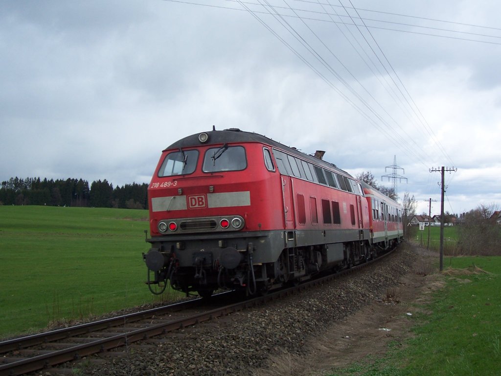 218 489-3 mit RB 32801 von Hergatz nach Augsburg kurz nach der Abfahrt in Hergatz am 31.03.2010.