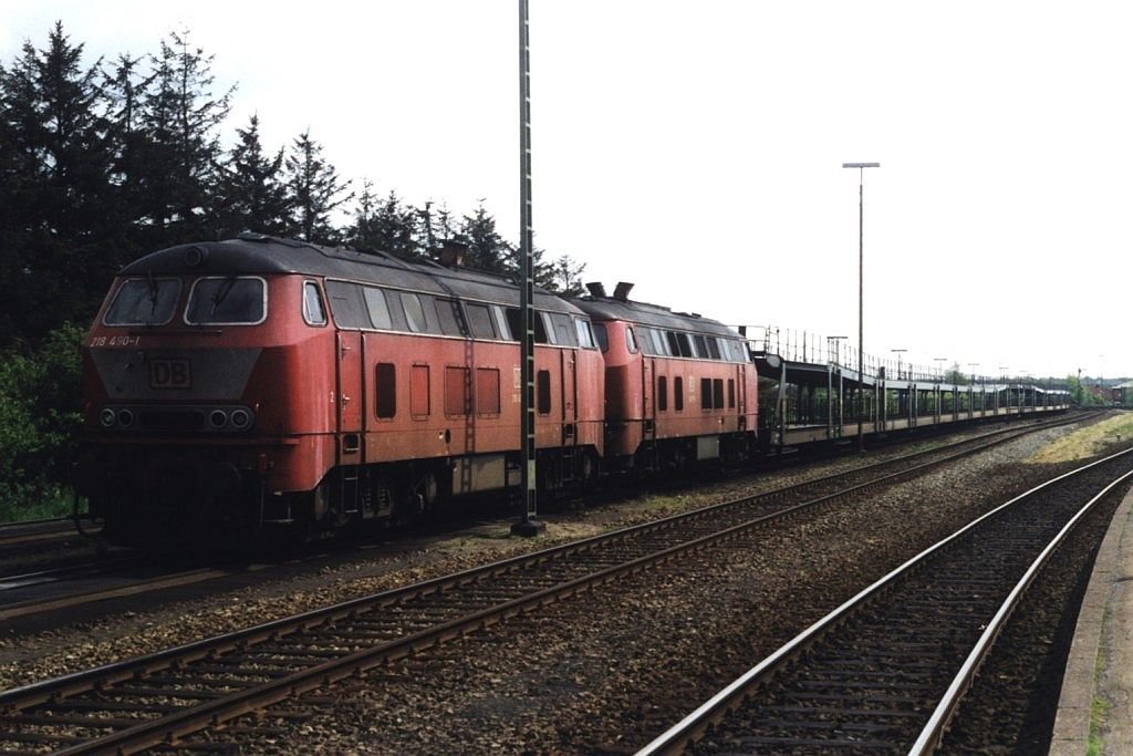 218 490-1 und 218 257-4 mit einem Autozug auf Bahnhof Niebll am 16-5-1999. Bild und scan: Date Jan de Vries.