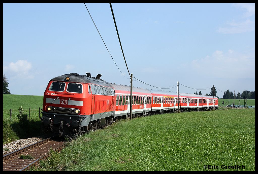 218 490 mit einer RB nach Fssen am 25.08.2012 bei Leuterschach.