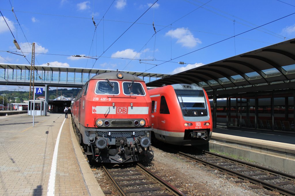 218 491 und 218 494 zogen am 17.08.2011 den IC 119 (Mnster Westf. HBF-Insbruch). Zwischen Ulm und Lindau (ber Friedrichshafen) wird der Zug von zwei Loks der Baureihe 218 gezogen. Rechts steht eine Doppeltraktion 612 zur Abfahrt nach Lindau bereit.