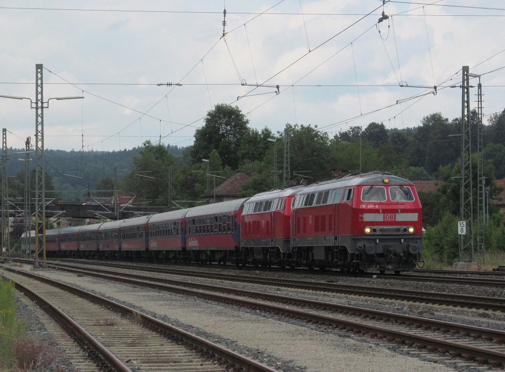 218 491-9 und 218 464-6 ziehen am 28. Juni 2013 einen BTE-Sonderzug von Rudolstadt nach Bayreuth durch Kronach.