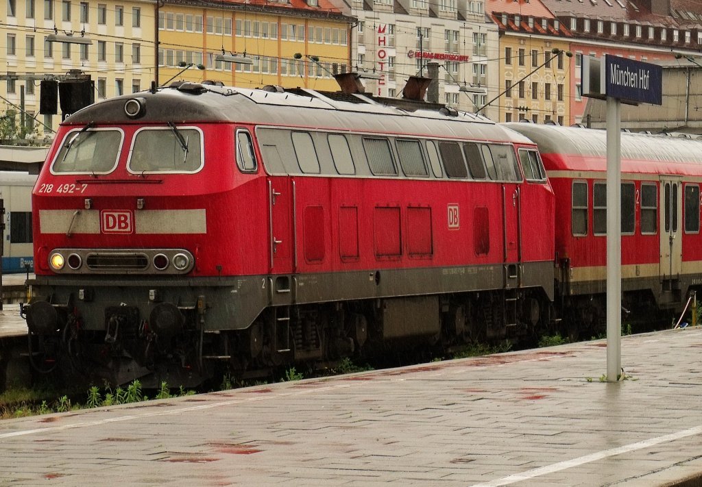 218 492 hat sich gerade vor eine RB gehngt und wird diese dann Ziehen. (Mnchen Hbf, 31.05.2010)