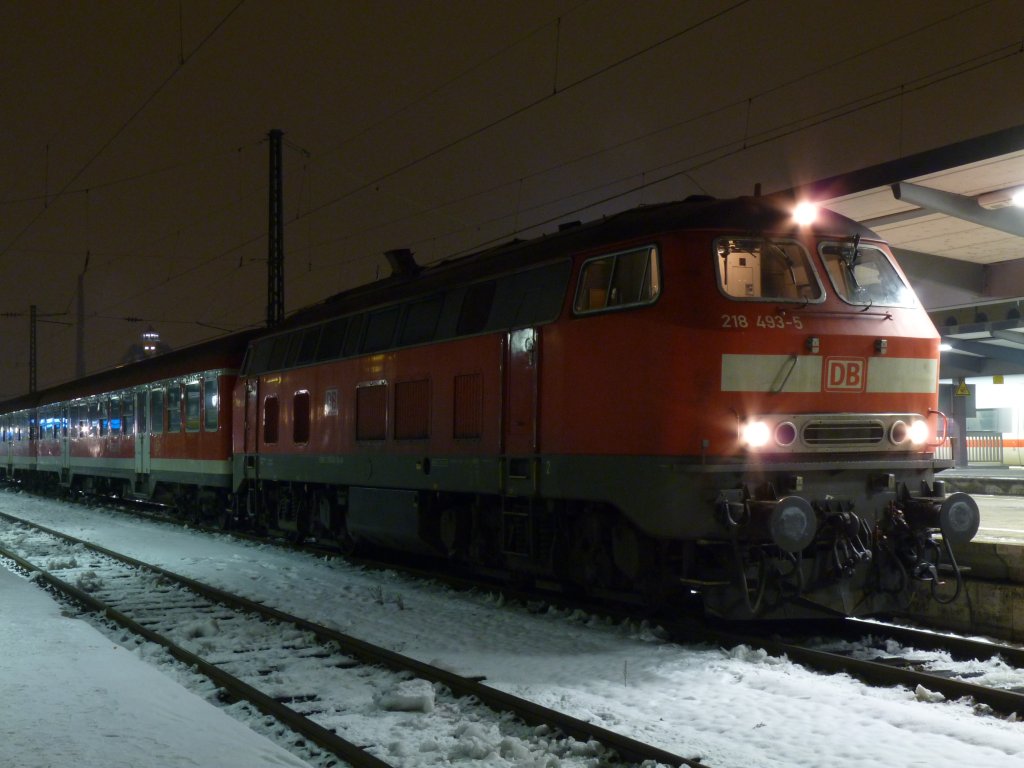 218 493 steht am 30.12.10 mit der RB 57556 nach Memmingen in Augsburg. 