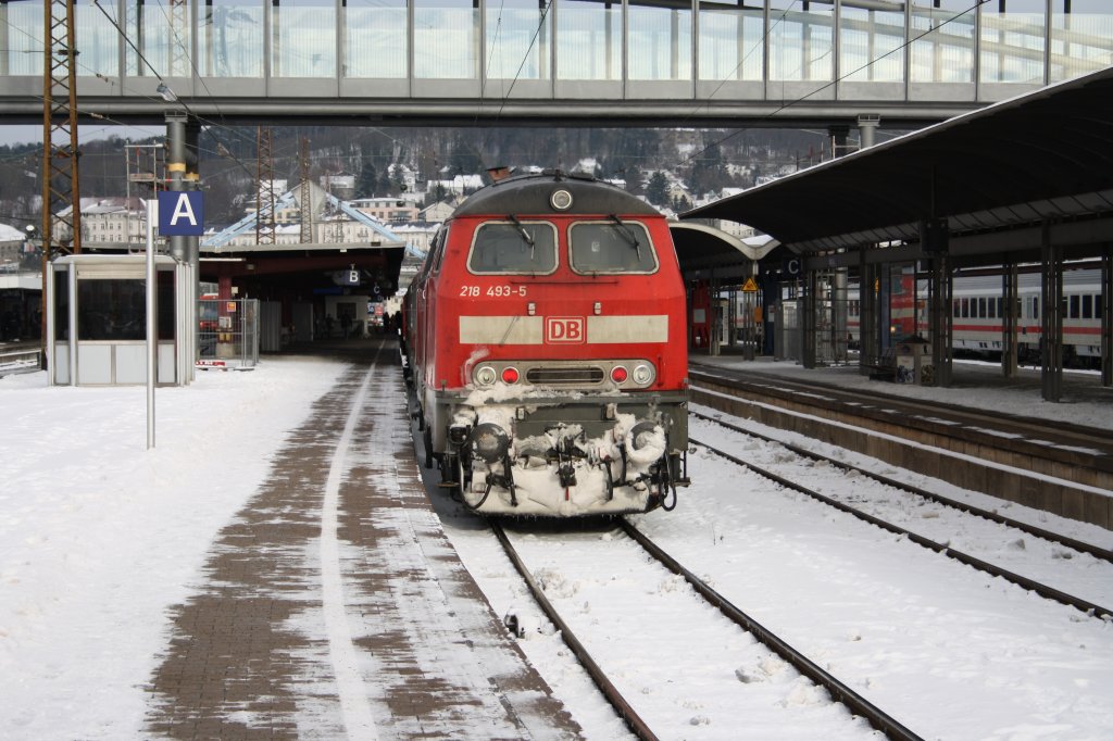 218 493 steht mit dem gerade aus Kempten gekommenen RE57476 in Ulm HBF 
(19.12.2010)