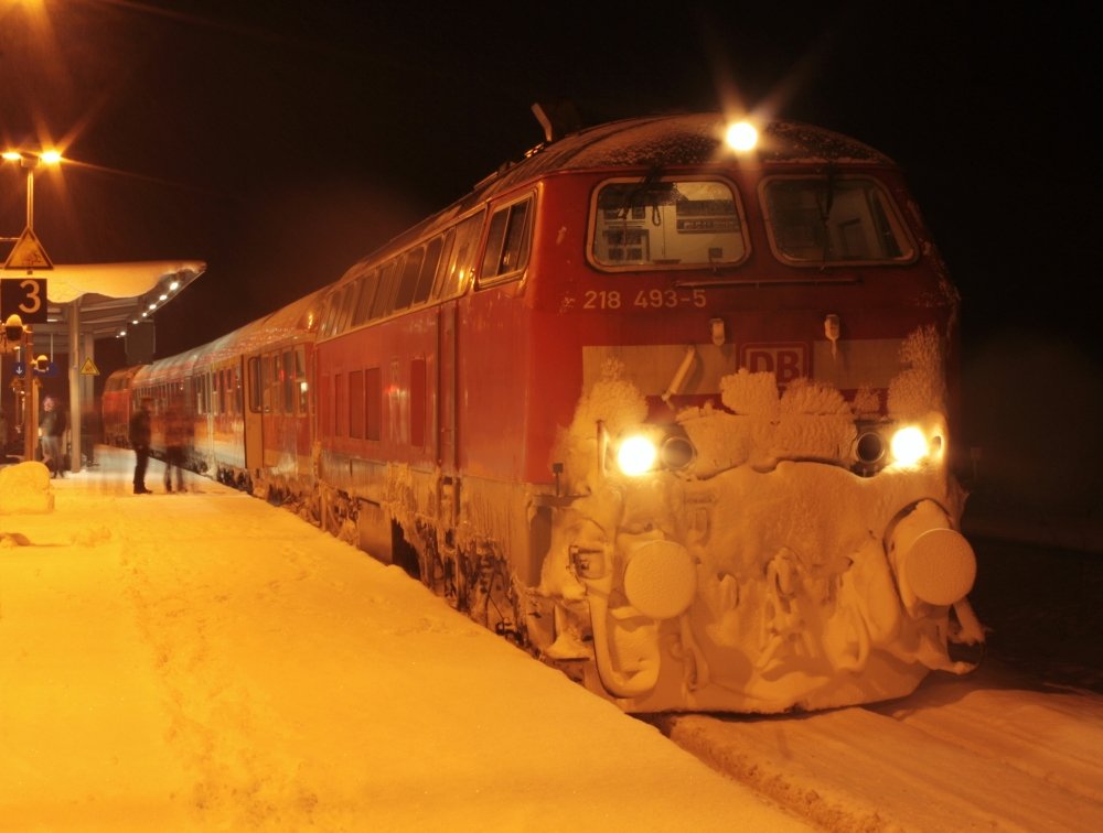 218 493 und eine weitere 218 standen am Abend des 31.1.2010 mit zwei Wagen in Hergatz zu Abfahrt bereit.