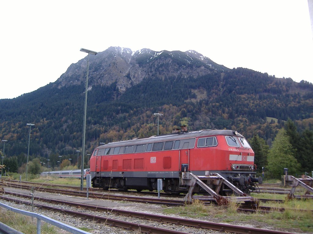 218 494-3 steht am Morgen des 25. Oktobers auf einem Abstellgleis von Oberstdorf.