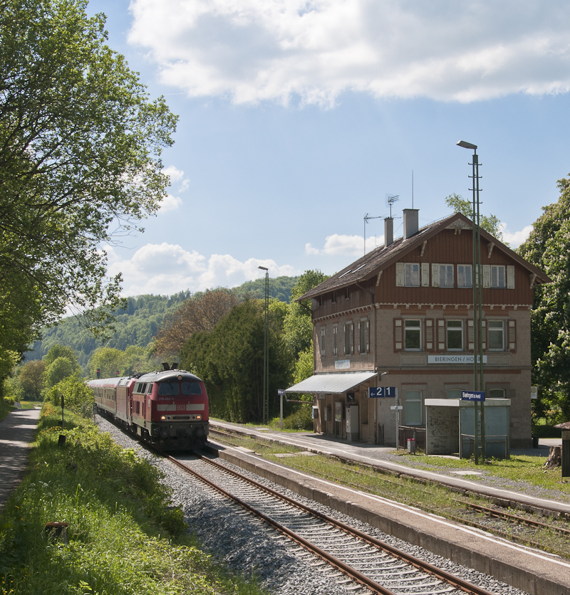 218 495-0 + 146 222-5 mi dem RE 19614 (Singen (Hohentwiel) - Stuttgart Hbf) bei der Durchfahrt Bieringen (bei Horb) am 23. Mai 2010.