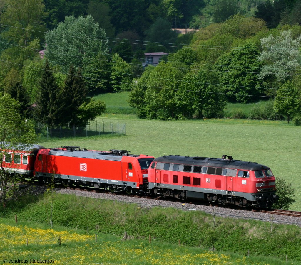 218 495-0 und 146 226-6 mit dem RE 19610 (Singen(Hohentwiel)-Stuttgart Hbf) bei Mhlen 23.5.10