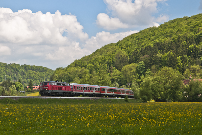 218 495-0 und 146 227-4  Bahnprojekt Stuttgart-Ulm  ( am Zugschluss) mit dem RE 19609 (Stuttgart Hbf -Singen (Hohentwiel)) am 23. Mai 2010 bei Mhlen.
