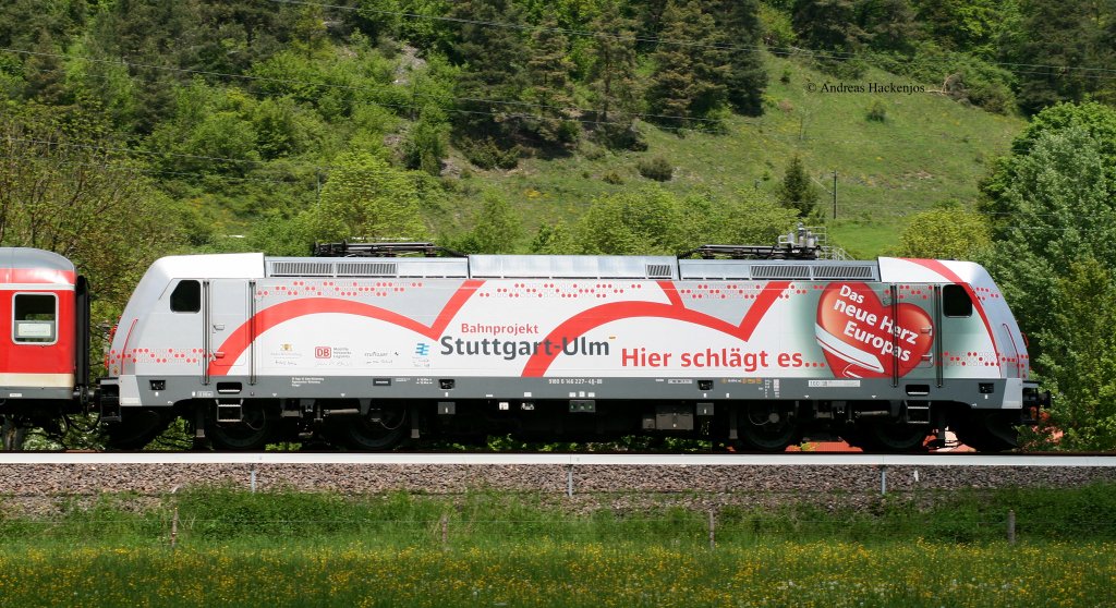 218 495-0 und 146 227-4  Stuttgart 21  (Zugschluss) mit dem RE 19609 (Stuttgart Hbf-Singen(Hohentwiel)) bei Mhlen 23.5.10