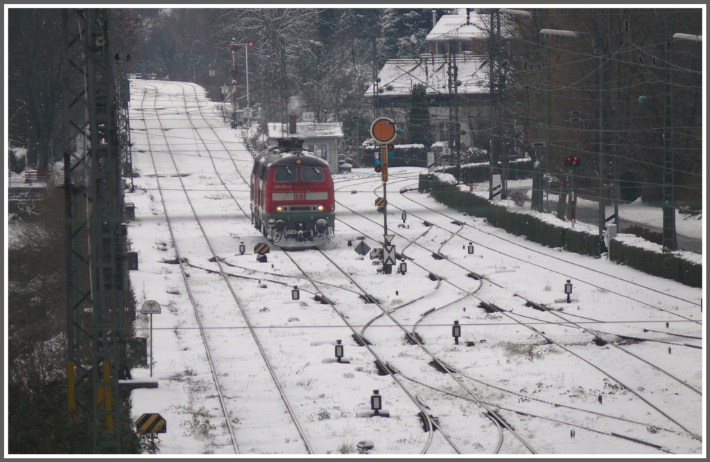 218 495-0 und 218 487-7 warten auf dem Lindauer Bodenseedamm auf die �bernahme des IC nach M�nster. (02.12.2010)