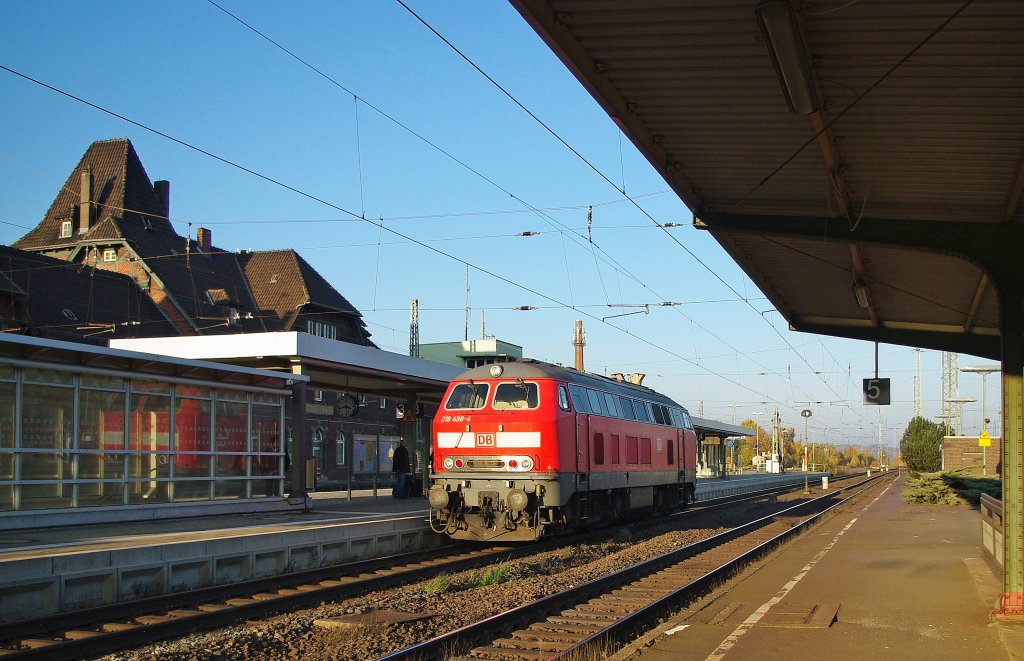 218 498-4 auf ihrer Fahrt in Richtung Norden mit den letzten Strahlen der herbstlichen Abendsonne in Eichenberg. Aufgenommen am 31.10.2010.