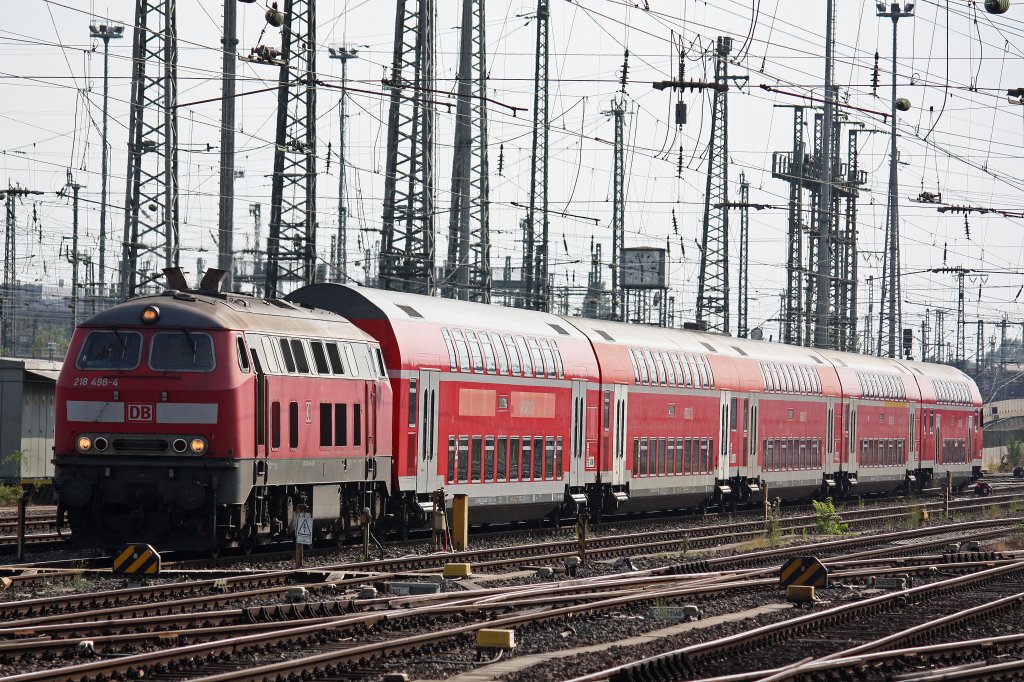 218 498 am 27.7.12 mit einem RE bei der Einfahrt in Frankfurt Hbf.