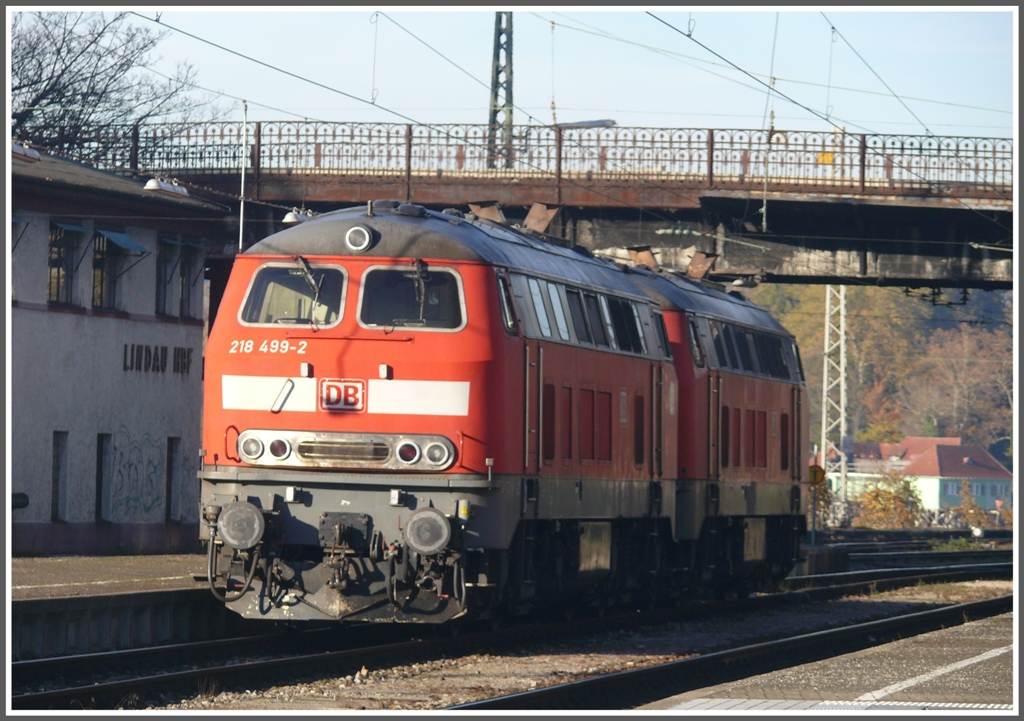 218 499-2 und 218 494-3 beim Umsetzen in Lindau Hbf. (29.10.2010)