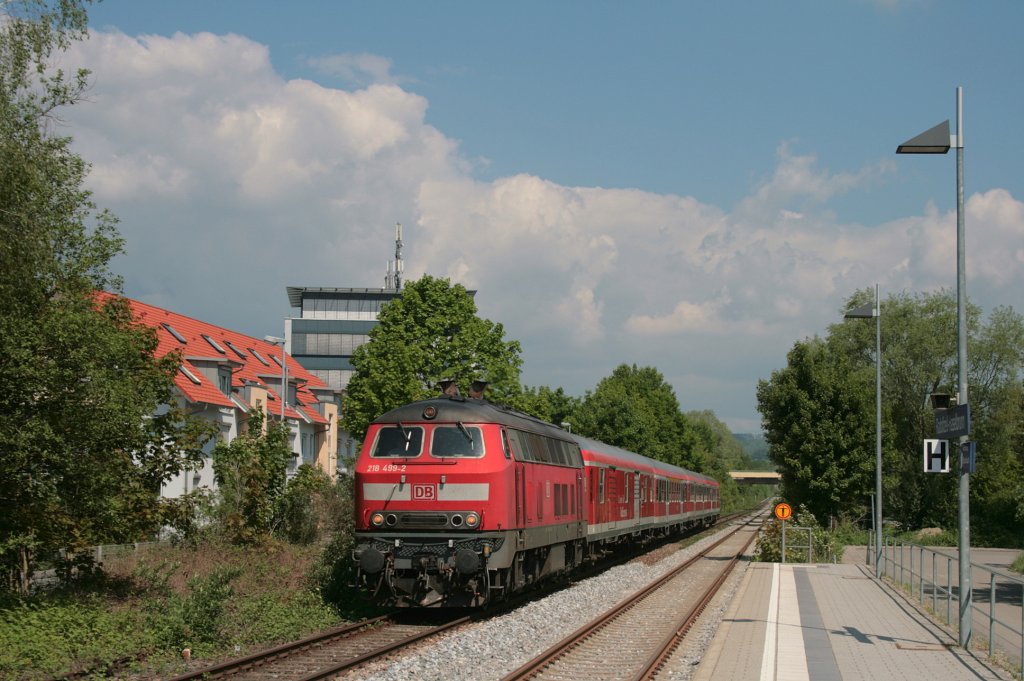 218 499-2 mit RE 22671 Ulm Hbf - Singen(Htw) am Haltepunkt Radolfzel-Haselbrunn. 23.05.10