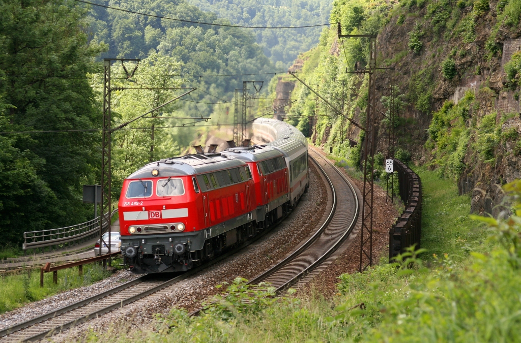 218 499-2 und eine weitere 218 bespannten am 09.06.2012 den IC 2013 (Magdeburg - Oberstdorf) von Stuttgart bis Oberstdorf. Die Aufnahme entstand auf der Geislinger Steige kurz vor Amstetten. 
