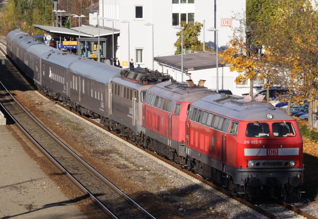 218 822-5, 218 130-3 und 110 457-9 stehen am 29.10.10 mit dem AEG Showtrain in Ravensburg auf Gleis 1