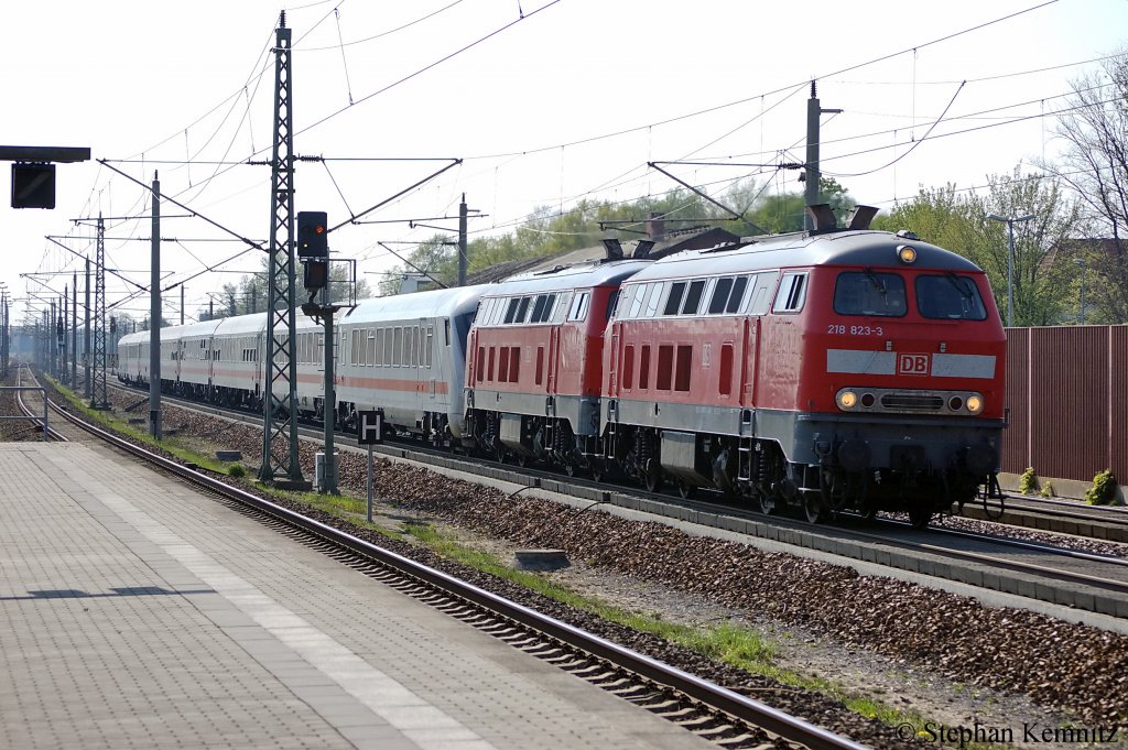 218 823-3 & 218 812-6 mit einer IC-Garnitur in Rathenow in Richtung Wustermark unterwegs. 22.04.2011