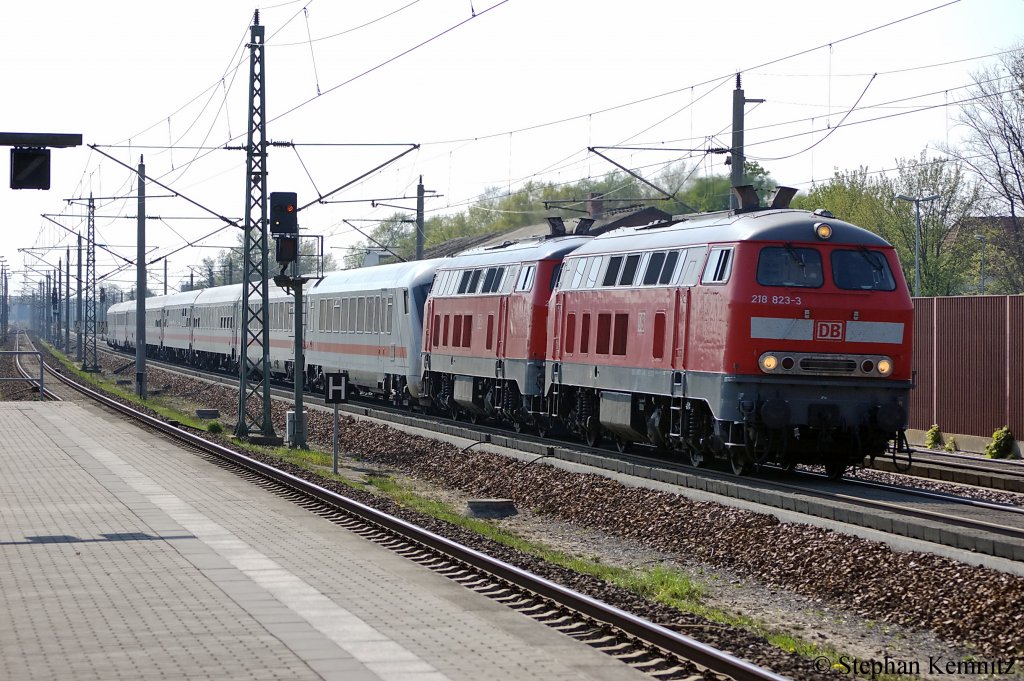218 823-3 & 218 812-6 mit einer IC-Garnitur in Rathenow in Richtung Wustermark unterwegs. 22.04.2011