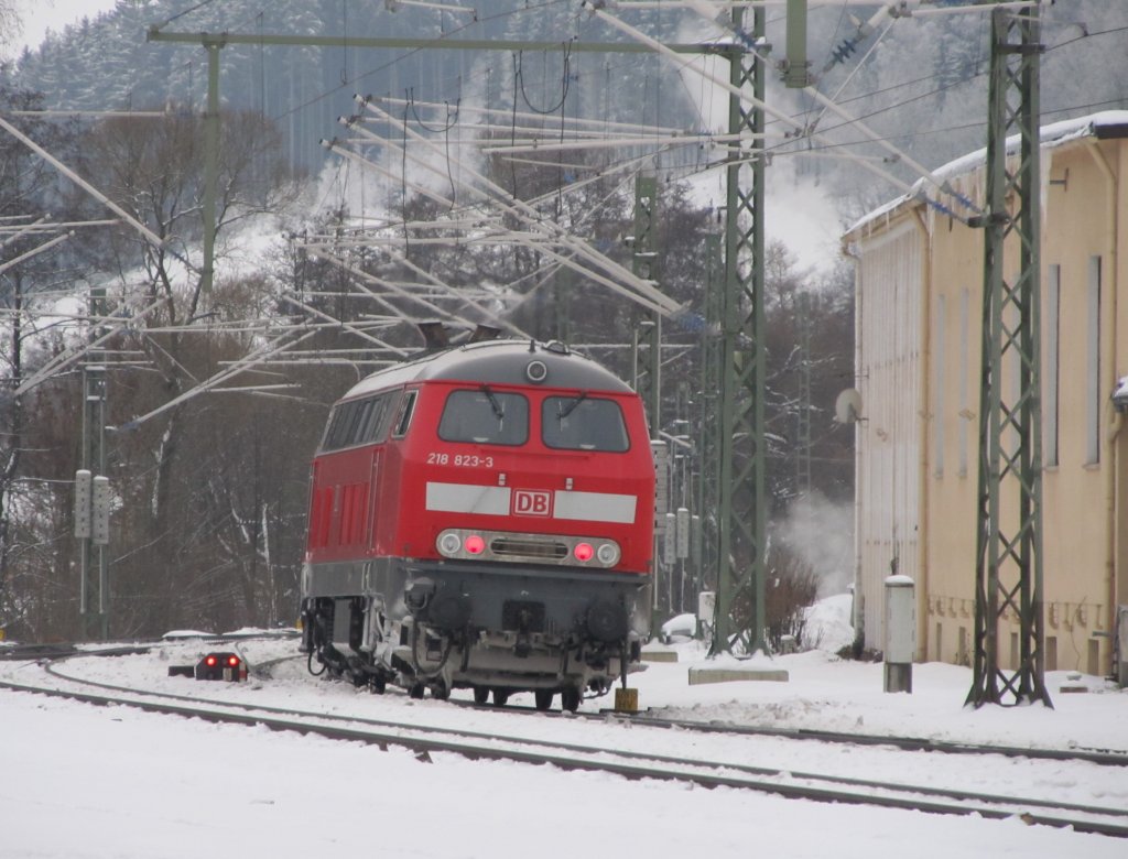 218 823-3 verlsst am 2. Janaur 2011 als Lz nach Hof den Kronacher Bahnhof.