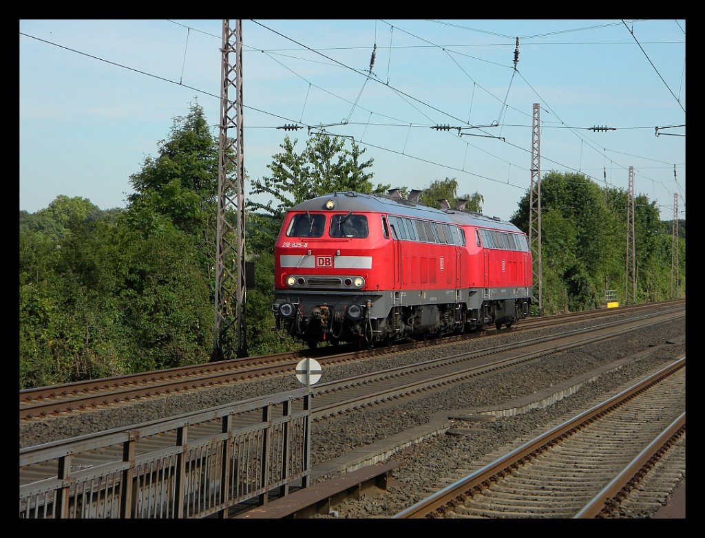 218 825 + 218 838 bei der Durchfahrt durch Dsseldorf Eller Sd, 07.07.2010