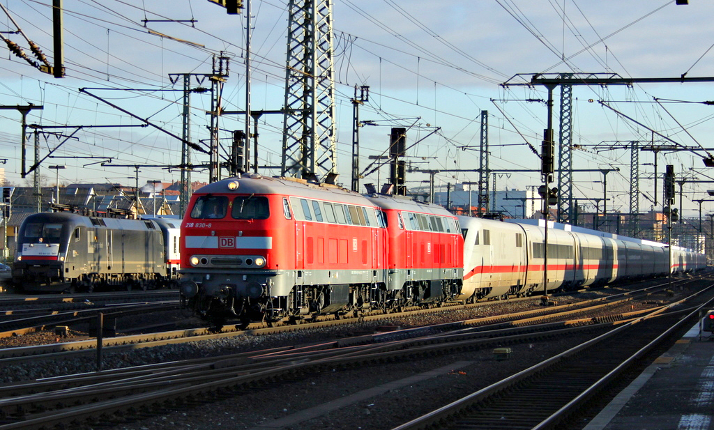 218 830 und 218 824 mit den beiden ICE2 Nauen und Lutherstadt Wittenberg am 16.01.12 in Fulda 
