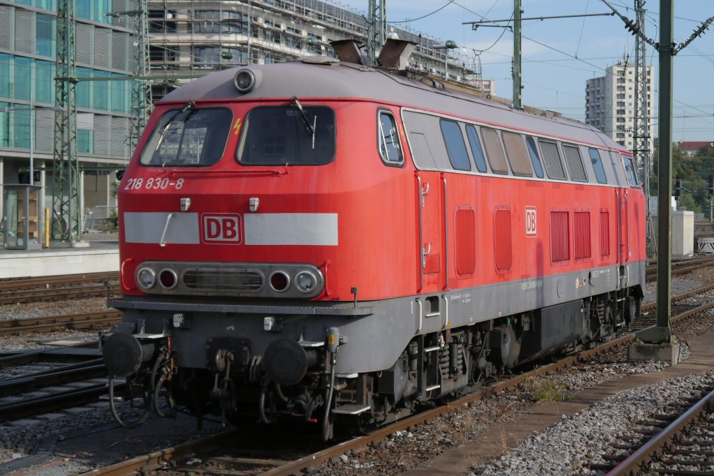 218 830-8 steht f�r Abschleppdienste und Sonderleistungen mit laufendem Motor im Stuttgarter Hbf bereit. (26.09.12)