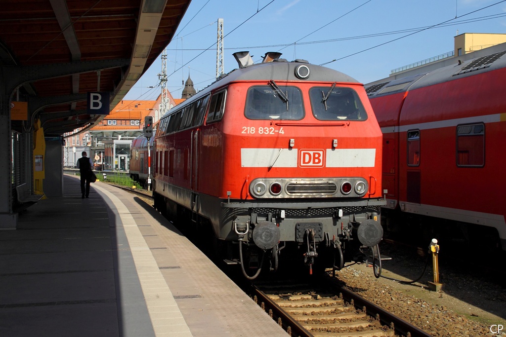 218 832-4 hat den aus drei Interregio-Wagen bestehenden IC 1805 nach Stralsund gebracht. Nach dem Abkuppeln der Wagen zur Beistellung an den bereitstehenden Zugteil entstand dieses Lokportrt. (21.8.2010)
