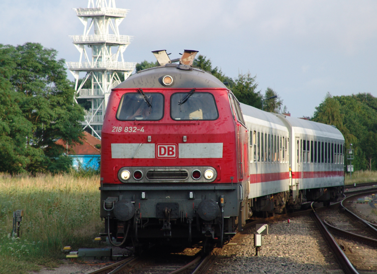 218 832-4 mit IC1861 von Hamburg-Altona Richtung Seebad Heringsdorf bei der Einfahrt um 18.55 Uhr im Bahnhof Heringsdorf.(06.08.10) 