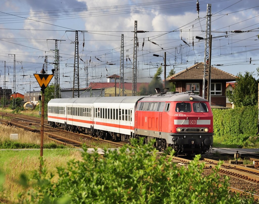 218 832 hat mit ihrem Uex/IC den Bf Stralsund verlassen und fhrt jetzt ber Greifswald, Zssow auf die Insel Usedom am 28.08.2010