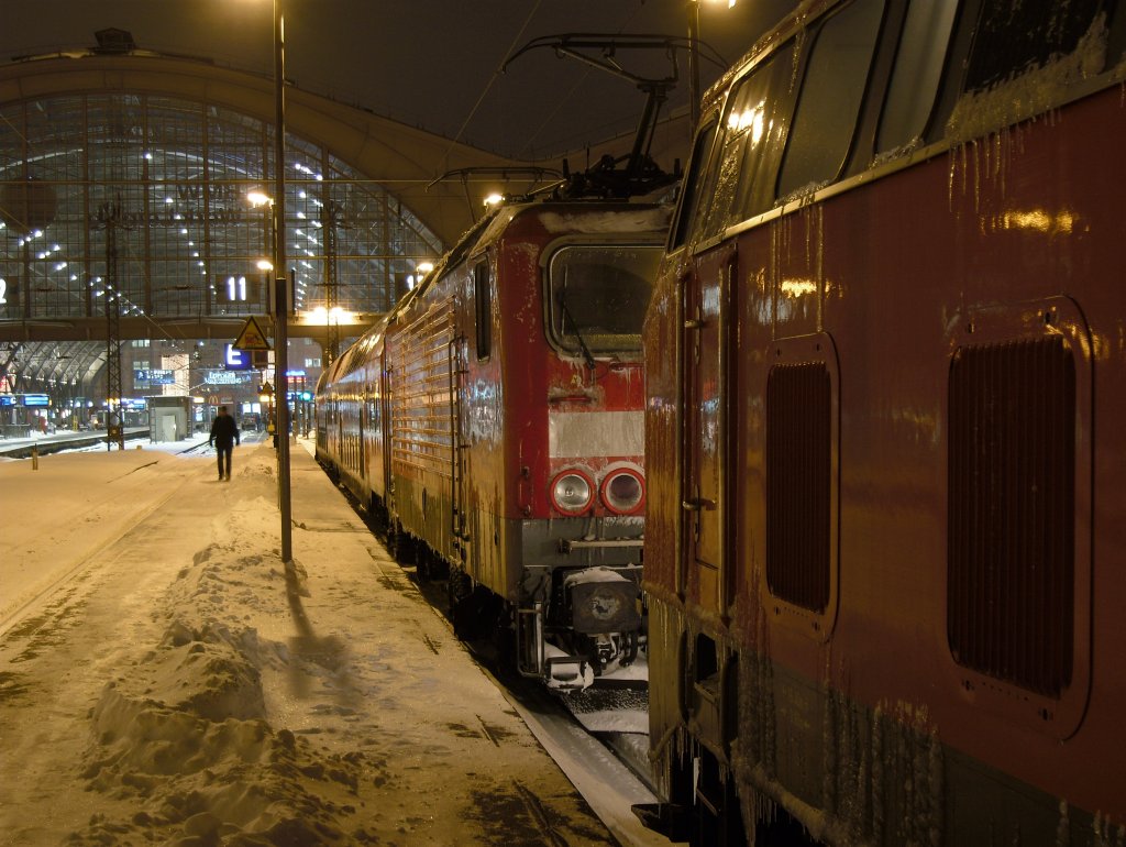 218 832 steht vor 143 610 im Leipziger Hbf.
25.12.2010