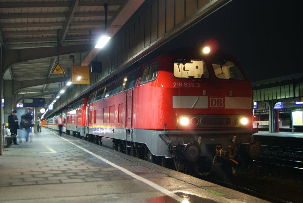 218 833-2 + 218 8xx-x schleppen am Abend des 06. Septembers 2011 einen ICE 3 in Oberhausen Hbf ab