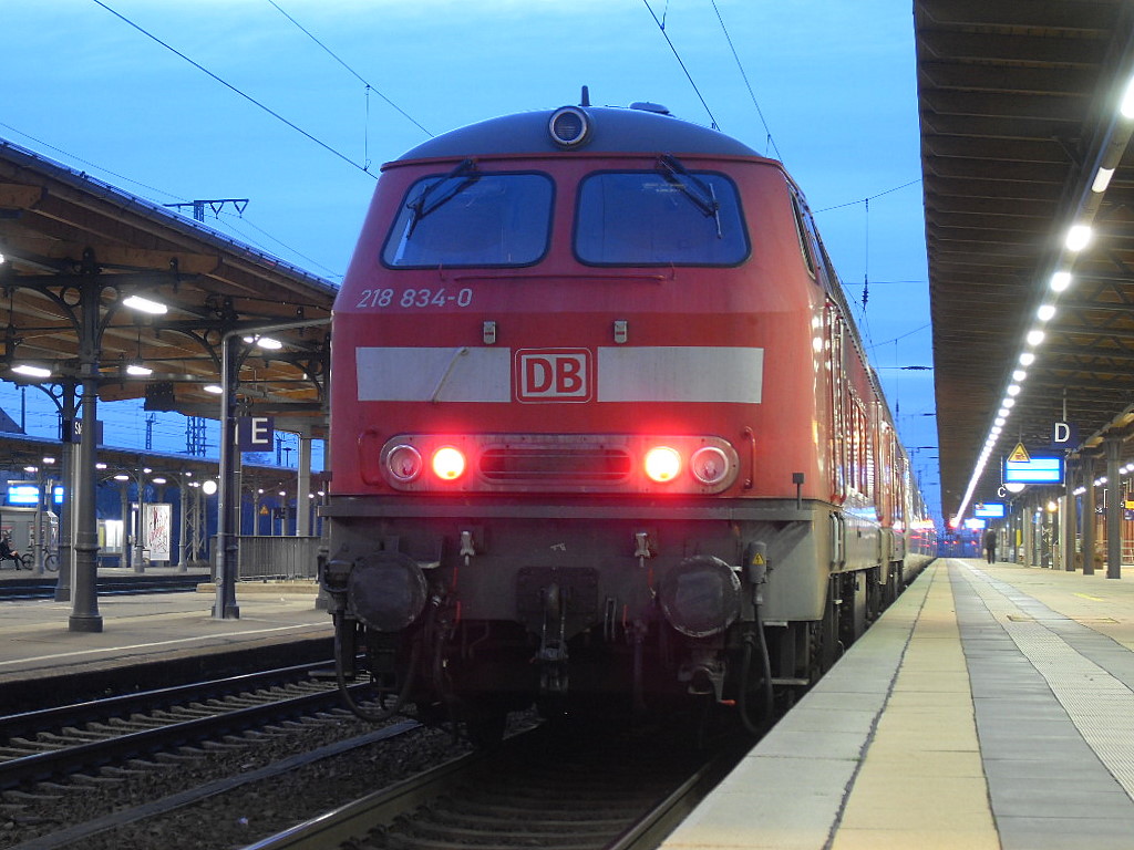 218 834 und 218 832 schleppten am 31.12.2011 den liegengebliebenden ICE 402 026  Lutherstadt Wittenberg  wieder nach Berlin in Stendal.