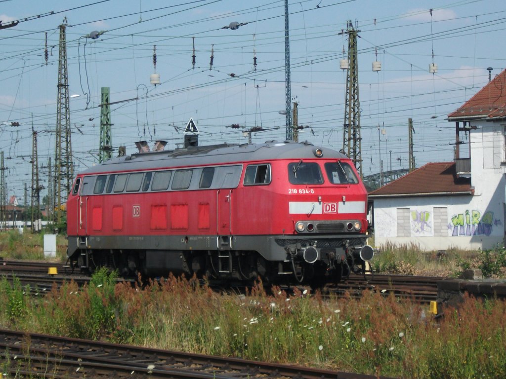218 834 rangierte am 11.8.10 auf das Gleis 13 um dort als Zuglok an den IC nach K�ln gekoppelt zu werden.