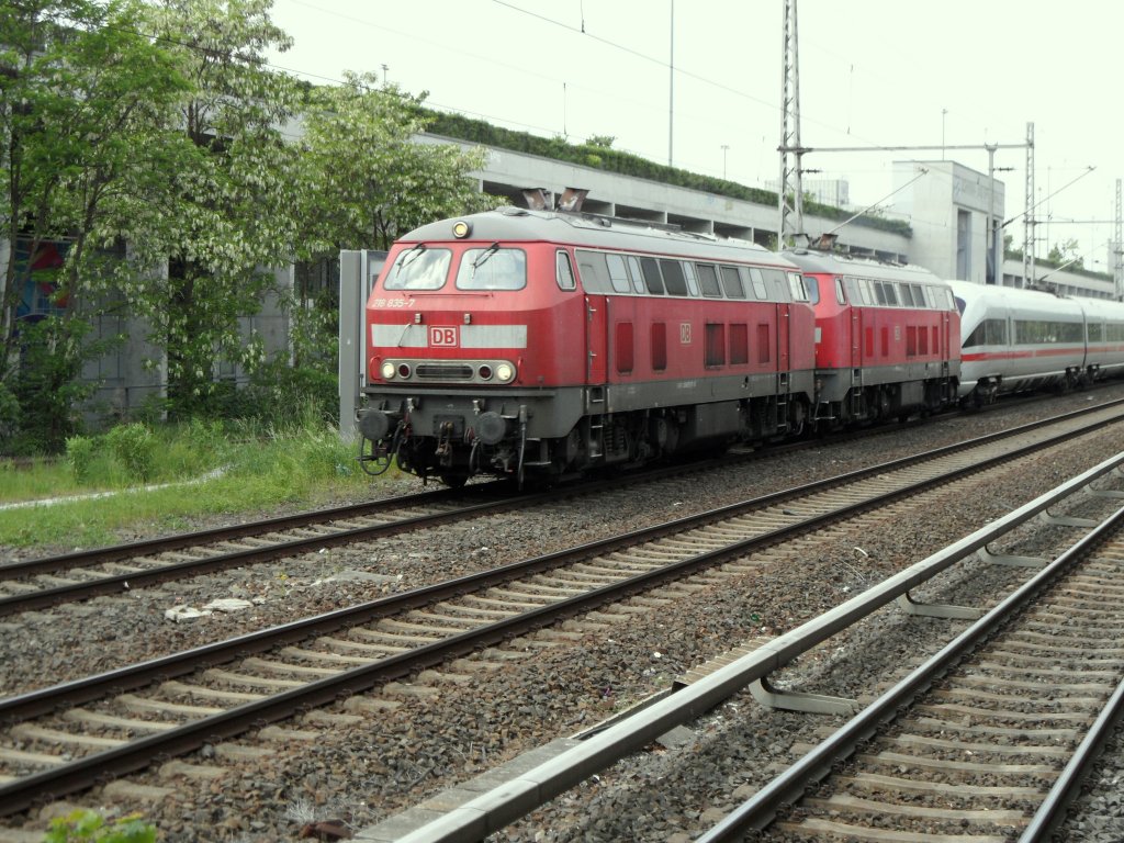 218 835 zieht mit einer Schwestermaschine einen ICE am S-Bahnhof Berlin-Landsberger Allee vorbei, 18.05.2011