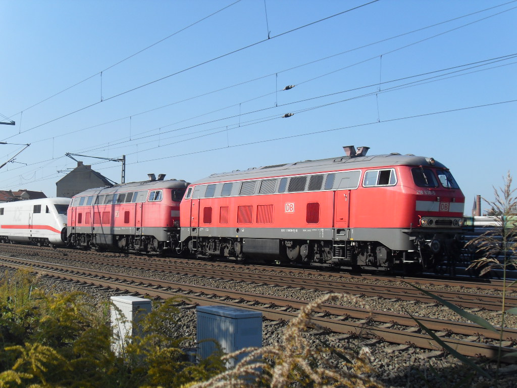 218 836 und 218 832 schleppten am 25.09.2011 ICE 402 035/808 035(Görlitz)und 402 005/808 005 (Zwickau)von Stendal nach Berlin ab.