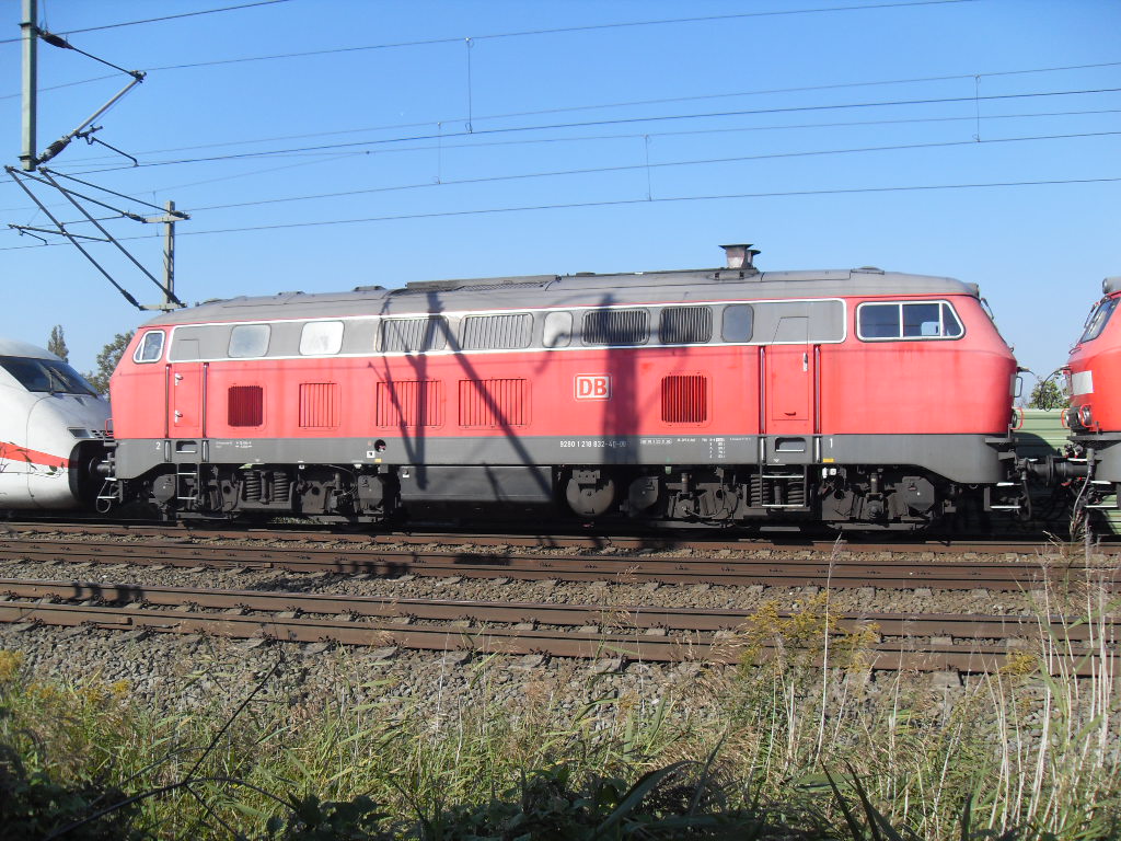 218 836 und 218 832 schleppten am 25.09.2011 ICE 402 035/808 035(Görlitz)und 402 005/808 005 (Zwickau)von Stendal nach Berlin ab.