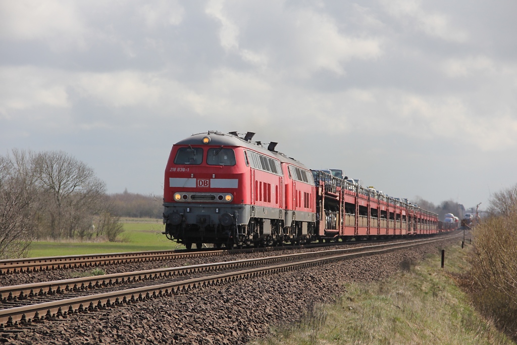 218 838 + 218 XXX erklimmen mit dem Sylt Shuttle die Steigung hinter Klanxbll Richtung Westerland. Aufgenommen am 13.04.2012.