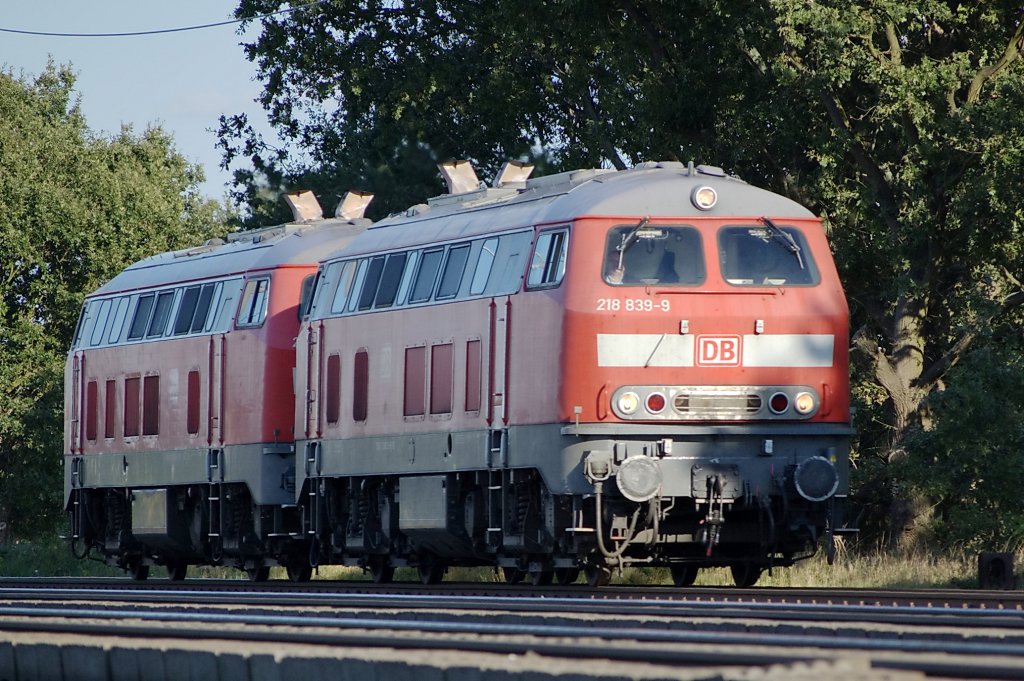 218 839-9 und ihre Schwesterlok 218 834-0 als LZ zwischen Growudicke und Rathenow in Richtung Stendal. 05.09.2010