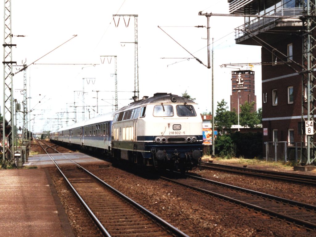 218 902-5 mit IR 2140 auf Bahnhof Leer am 14-09-1991. Bild und scan: Date Jan de Vries.