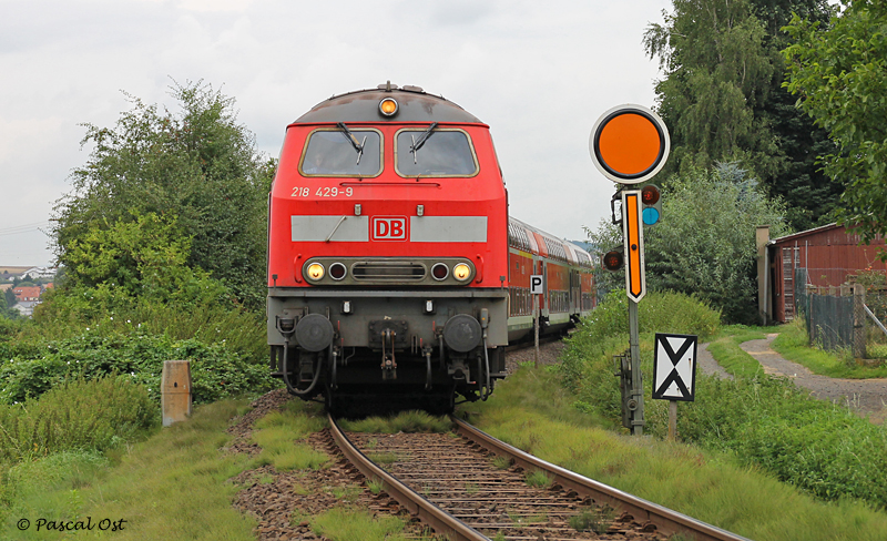 218 mit Formsignalen - eine immer seltener werdende Kombination. Am 30. August 2012 konnte ich diese aber noch auf der Niddertalbahn in Glauburg-Glauberg festhalten. 218 429-9 zieht dabei einen Leerreisezug nach Frankfurt (Main) vorbei am Einfahrvorsignal des Bahnhofes Stockheim.