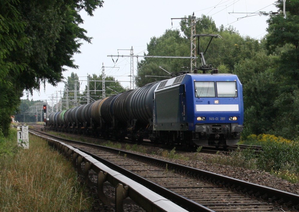 21.8.2012 zwischen Zepernick und Rntgental. 145 CL 201 mit Kesselzug Richtung Karower Kreuz.