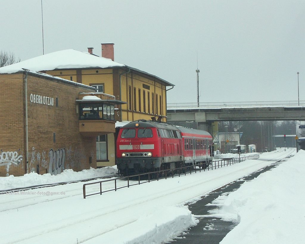 218324 hatte am 4.02.2010 die Aufgabe, einen Silberling Bn nach Sachsen zu bringen. Hier durchfhrt die Leistung mit ca. 55 Minuten + den Bahnhof Oberkotzau.