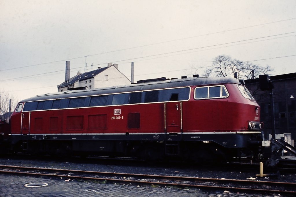 219 001 (V 169 001) irgendwo im Ruhrgebiet. Aufnahmeort und -zeit (1975 ...