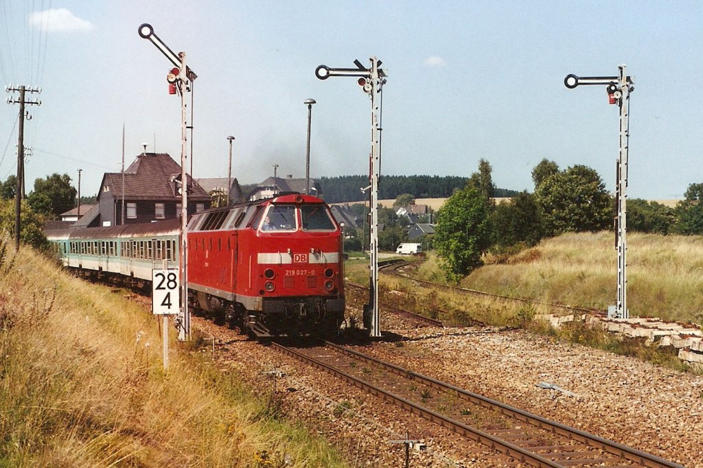 219 027-0 verlt am 14.08.2000 mit RB 16929 Rudolstadt-Blankenstein den Bahnhof Unterlemnitz.
gescantes Foto